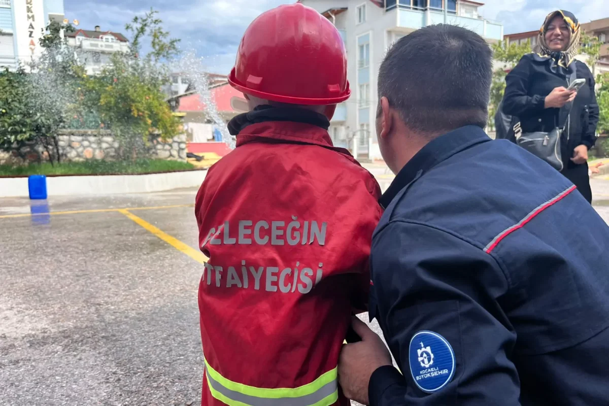 Kocaeli’de Minik Öğrenciler İtfaiyecilik Mesleğini Yakından Tanıdı